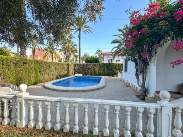 4 Bedroom 2 Bathroom Villa in Cabo Roig - Caza De Casa