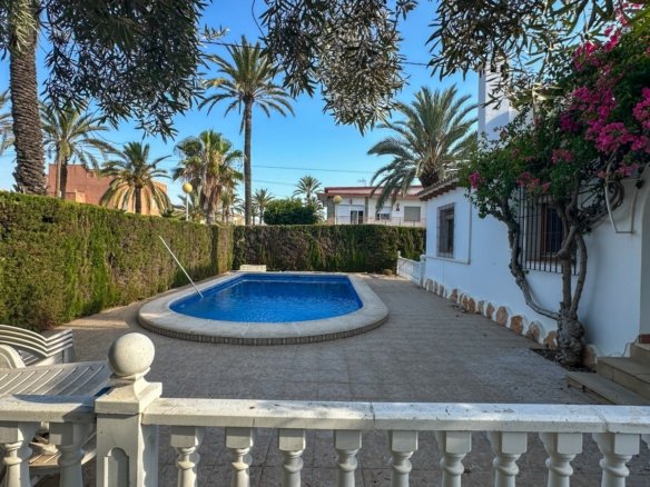 4 Bedroom 2 Bathroom Villa in Cabo Roig - Caza De Casa