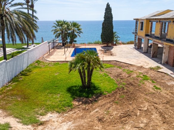 5 Bedroom 3 Bathroom Villa in Cabo Roig - Caza De Casa