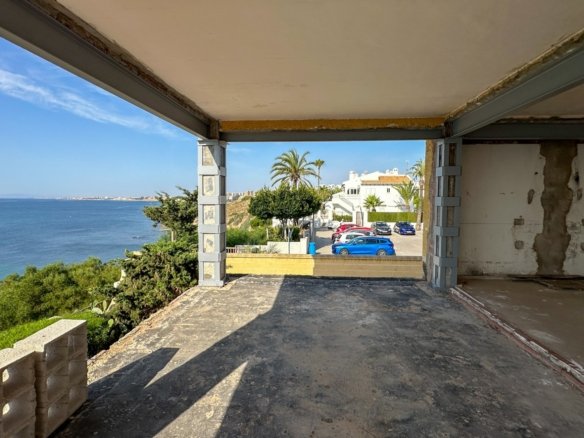 5 Bedroom 3 Bathroom Villa in Cabo Roig - Caza De Casa