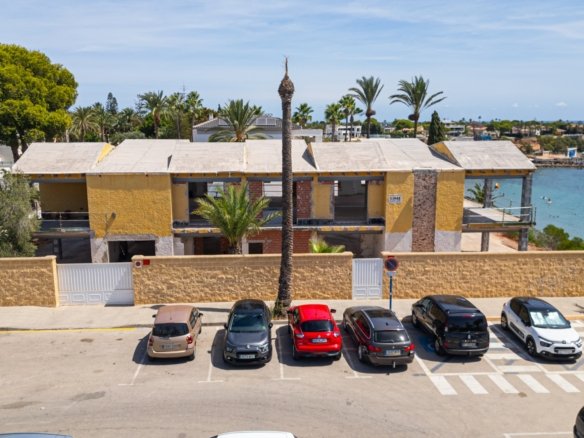 5 Bedroom 3 Bathroom Villa in Cabo Roig - Caza De Casa