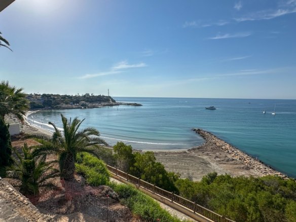 5 Bedroom 3 Bathroom Villa in Cabo Roig - Caza De Casa