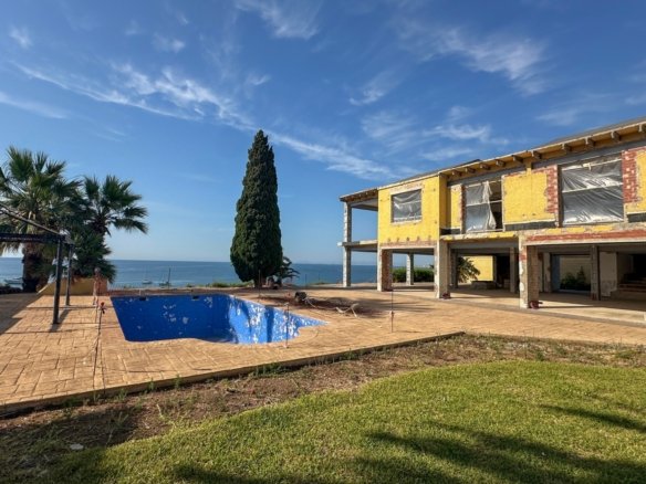 5 Bedroom 3 Bathroom Villa in Cabo Roig - Caza De Casa