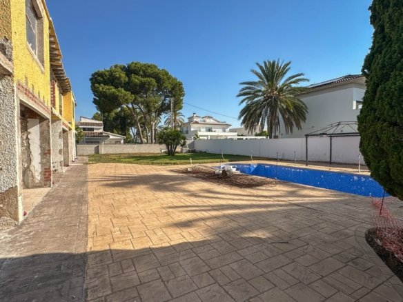 5 Bedroom 3 Bathroom Villa in Cabo Roig - Caza De Casa