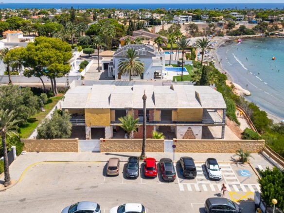 5 Bedroom 3 Bathroom Villa in Cabo Roig - Caza De Casa