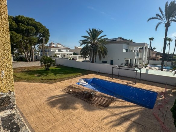 5 Bedroom 3 Bathroom Villa in Cabo Roig - Caza De Casa