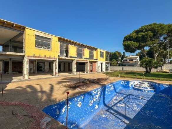 5 Bedroom 3 Bathroom Villa in Cabo Roig - Caza De Casa