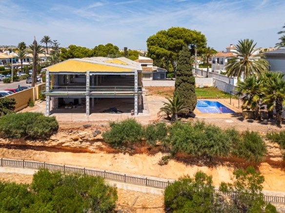 5 Bedroom 3 Bathroom Villa in Cabo Roig - Caza De Casa