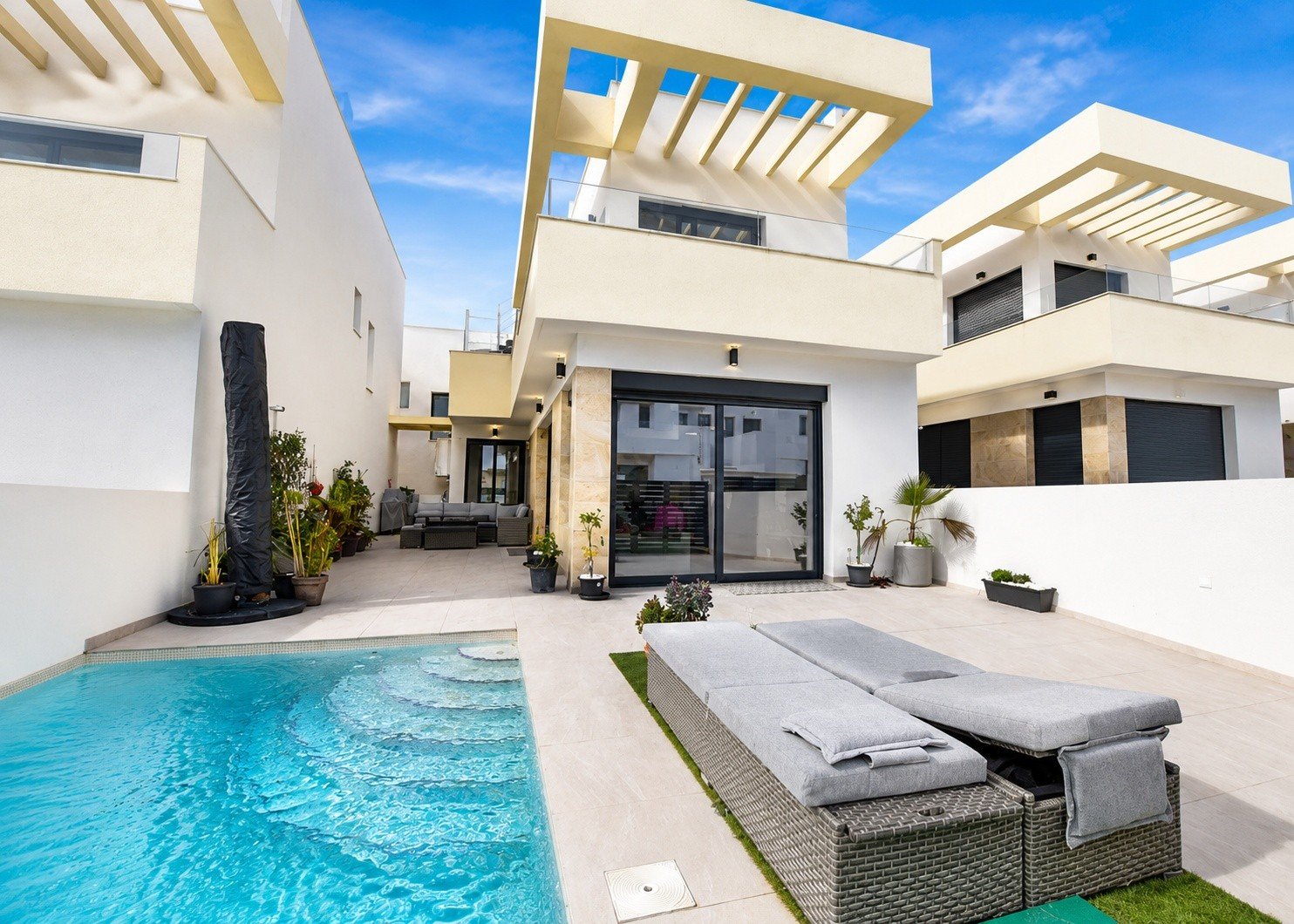 o_1jv3a2l3911l6rng1bjn1l3v1bki1g 3 Bedroom 3 Bathroom Villa in Los Montesinos - Caza De Casa