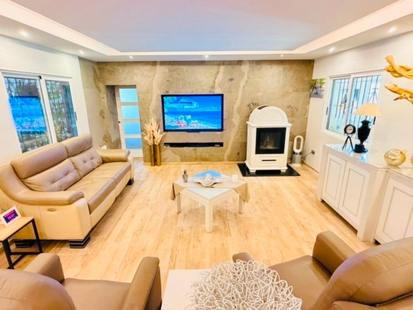 5 Bedroom 4 Bathroom Villa in Daya Vieja - Caza De Casa