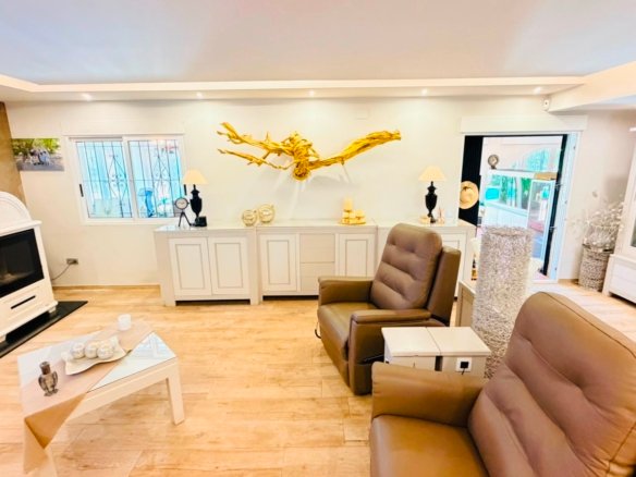 5 Bedroom 4 Bathroom Villa in Daya Vieja - Caza De Casa