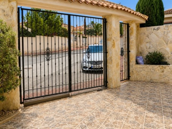 4 Bedroom 3 Bathroom Villa in Rojales - Caza De Casa
