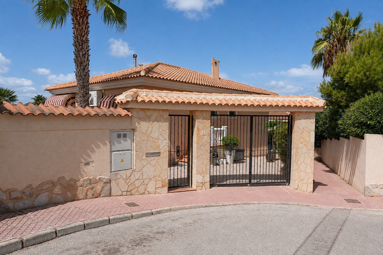 4 Bedroom 3 Bathroom Villa in Rojales - Caza De Casa