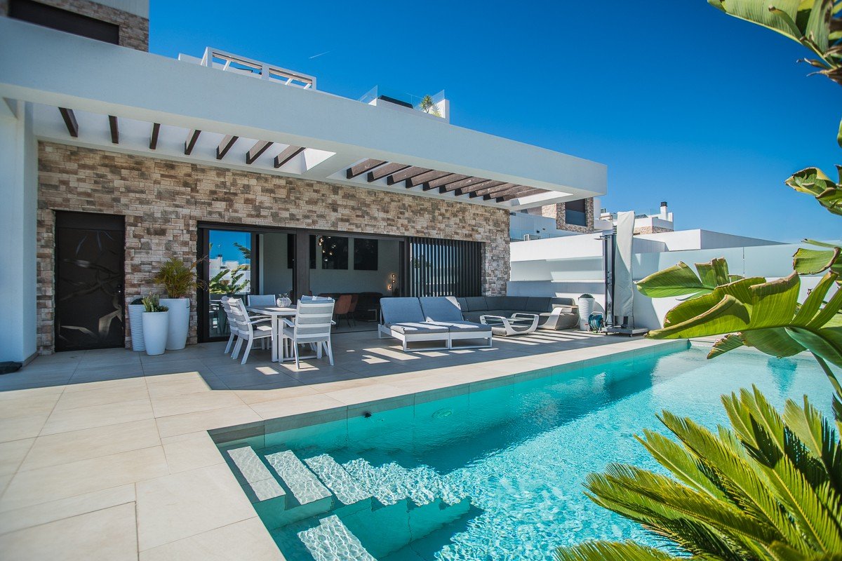 o_1k2km64ve8e01oqo7b71bj6j502q 4 Bedroom 4 Bathroom Villa in Rojales - Caza De Casa