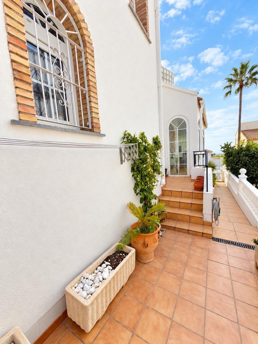 3 Bedroom 2 Bathroom Villa in Orihuela Costa - Caza De Casa
