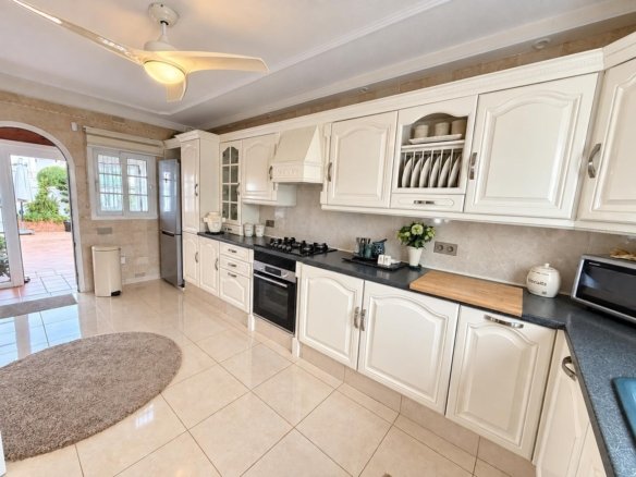 3 Bedroom 2 Bathroom Villa in Orihuela Costa - Caza De Casa