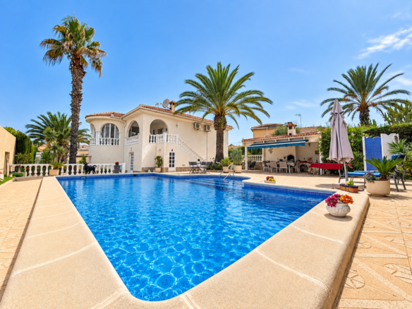 5 Bedroom 3 Bathroom Villa in Ciudad Quesada - Caza De Casa