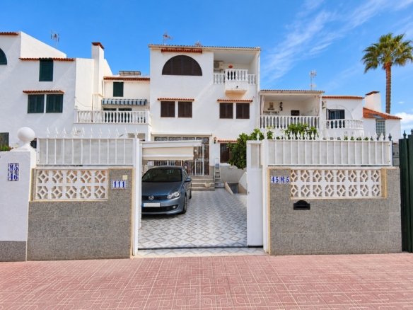 5 Bedroom 3 Bathroom Town House in Torrevieja - Caza De Casa