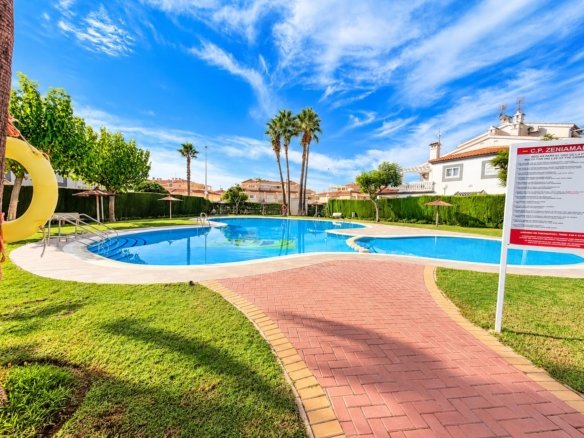 3 Bedroom 2 Bathroom Town House in Alicante - Caza De Casa