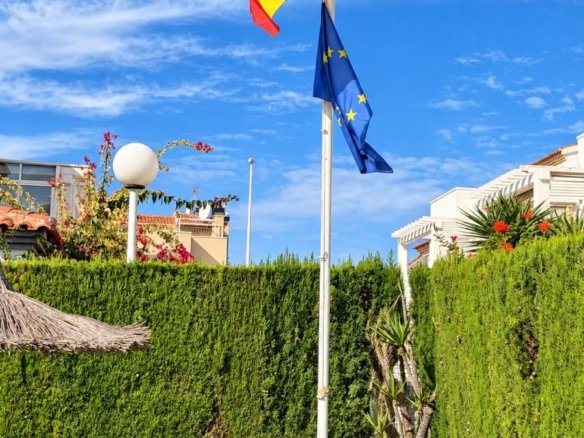 3 Bedroom 2 Bathroom Town House in Alicante - Caza De Casa