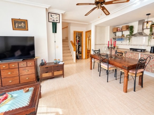 3 Bedroom 2 Bathroom Town House in Alicante - Caza De Casa
