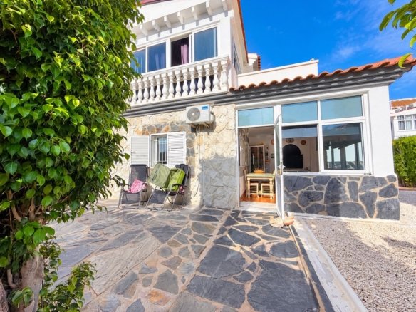 3 Bedroom 2 Bathroom Town House in Alicante - Caza De Casa