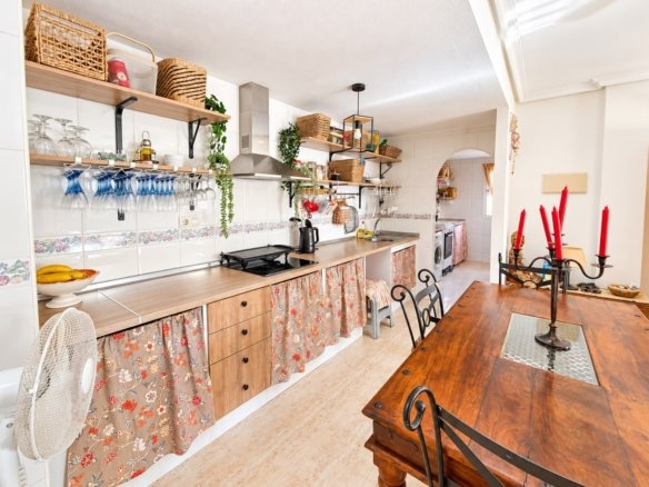3 Bedroom 2 Bathroom Town House in Alicante - Caza De Casa