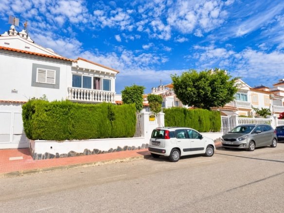 3 Bedroom 2 Bathroom Town House in Alicante - Caza De Casa