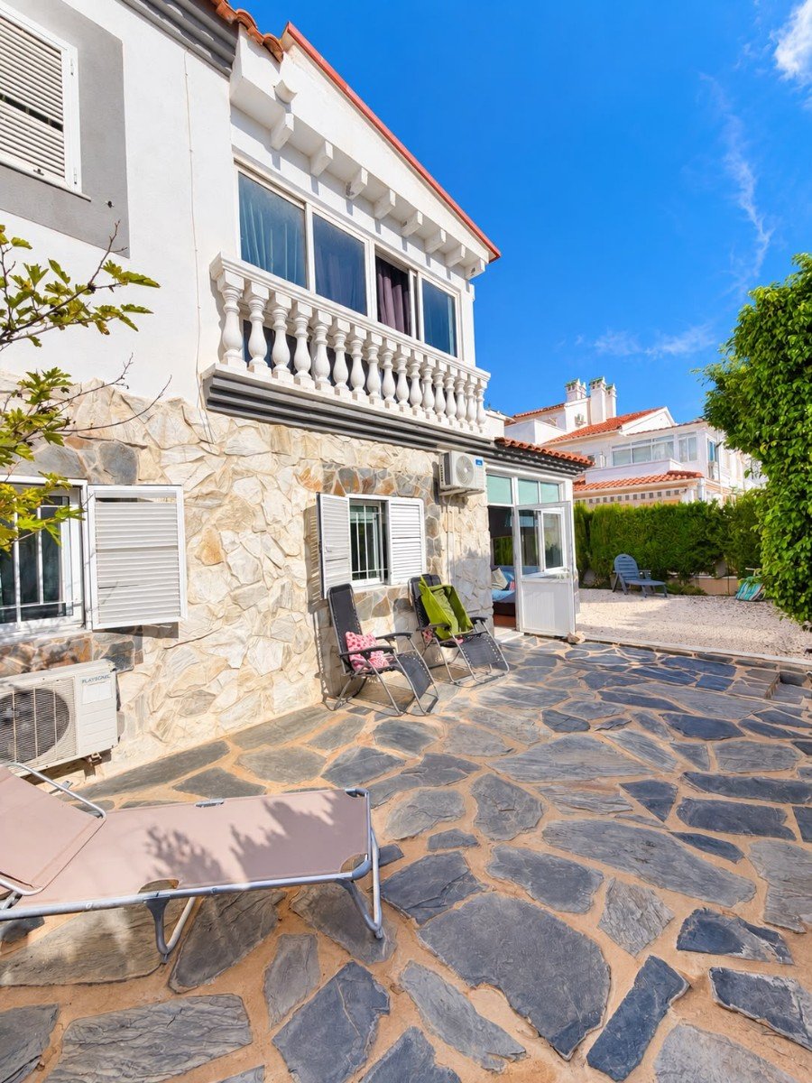 3 Bedroom 2 Bathroom Town House in Alicante - Caza De Casa