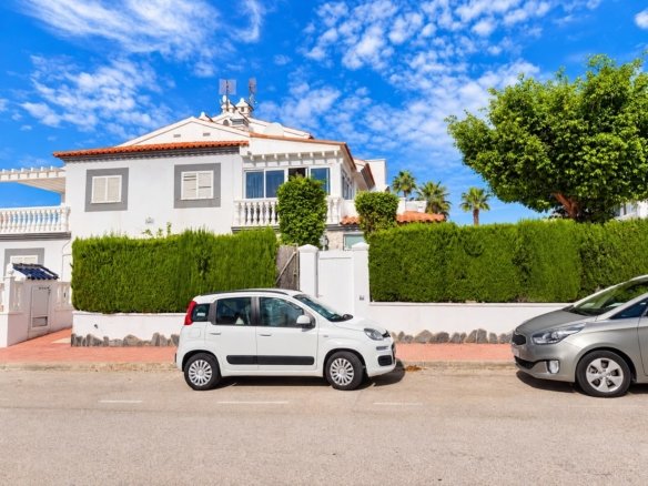 3 Bedroom 2 Bathroom Town House in Alicante - Caza De Casa