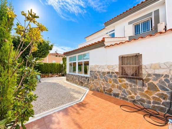 3 Bedroom 2 Bathroom Town House in Alicante - Caza De Casa