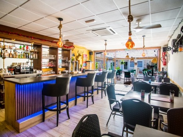 Commercial in Orihuela - Caza De Casa