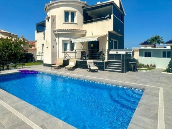 4 Bedroom 4 Bathroom Villa in Ciudad Quesada - Caza De Casa