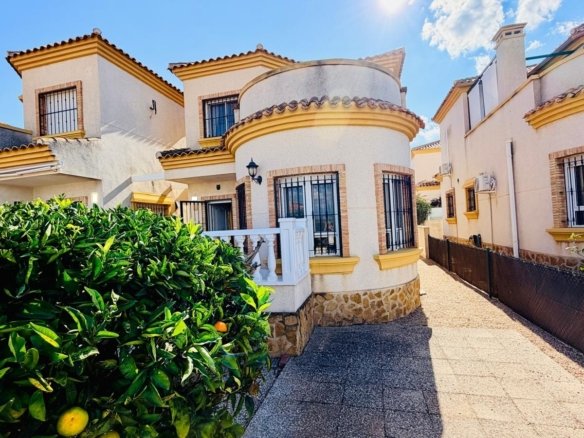 3 Bedroom 2 Bathroom Villa in Los Montesinos - Caza De Casa