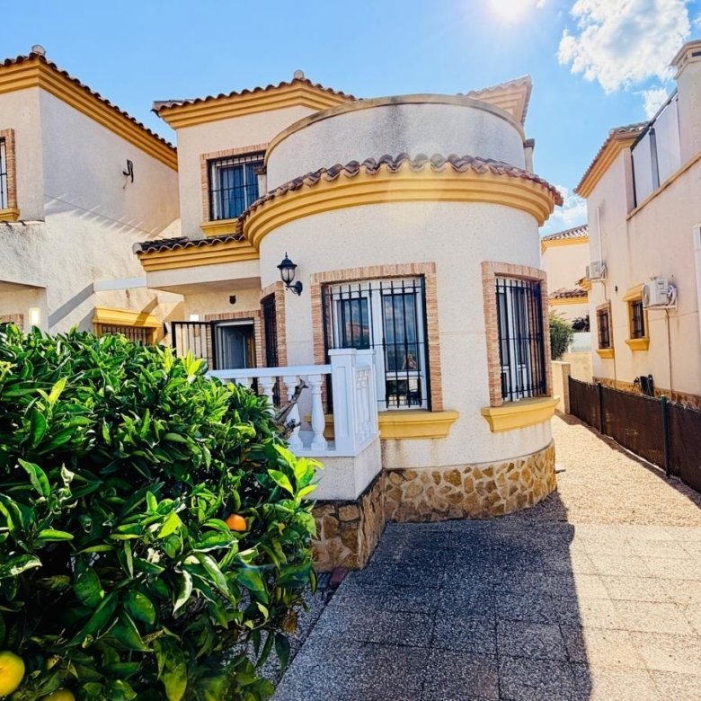 3 Bedroom 2 Bathroom Villa in Los Montesinos - Caza De Casa