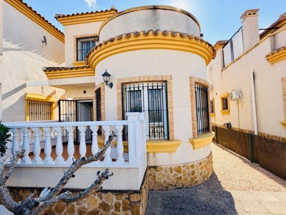 3 Bedroom 2 Bathroom Villa in Los Montesinos - Caza De Casa
