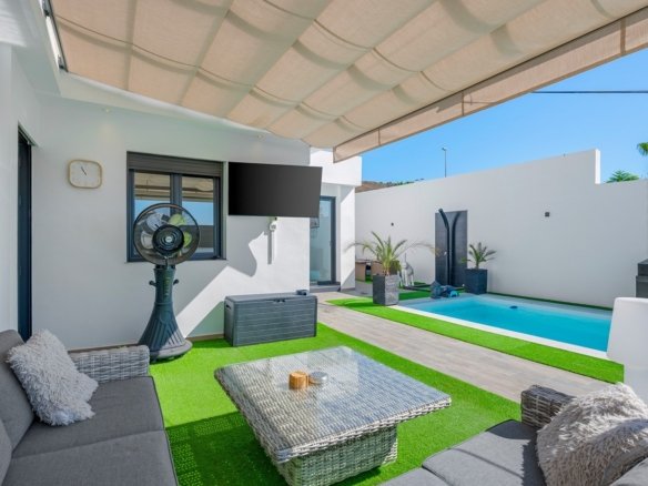 4 Bedroom 2 Bathroom Villa in Fortuna - Caza De Casa