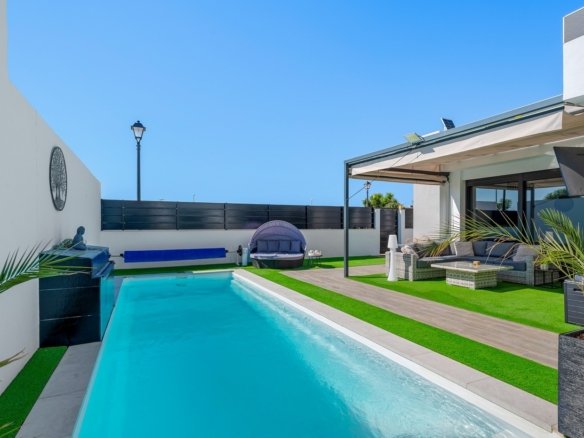 4 Bedroom 2 Bathroom Villa in Fortuna - Caza De Casa