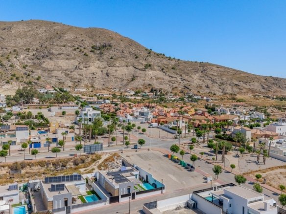 4 Bedroom 2 Bathroom Villa in Fortuna - Caza De Casa