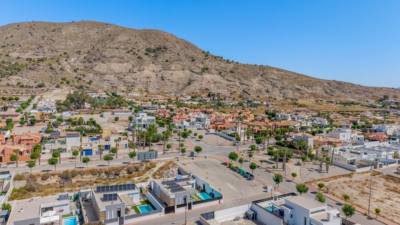 o_1k5sparpb746m8u1sn91v0i9t64b 4 Bedroom 2 Bathroom Villa in Fortuna - Caza De Casa