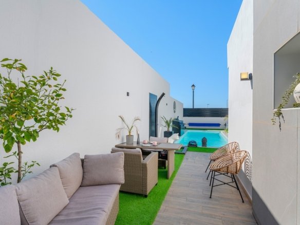 4 Bedroom 2 Bathroom Villa in Fortuna - Caza De Casa