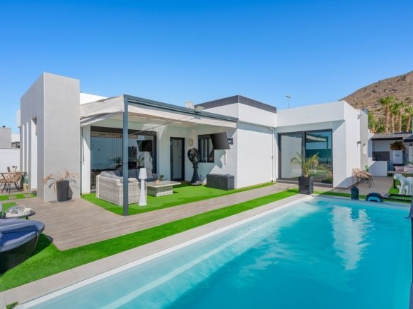 4 Bedroom 2 Bathroom Villa in Fortuna - Caza De Casa