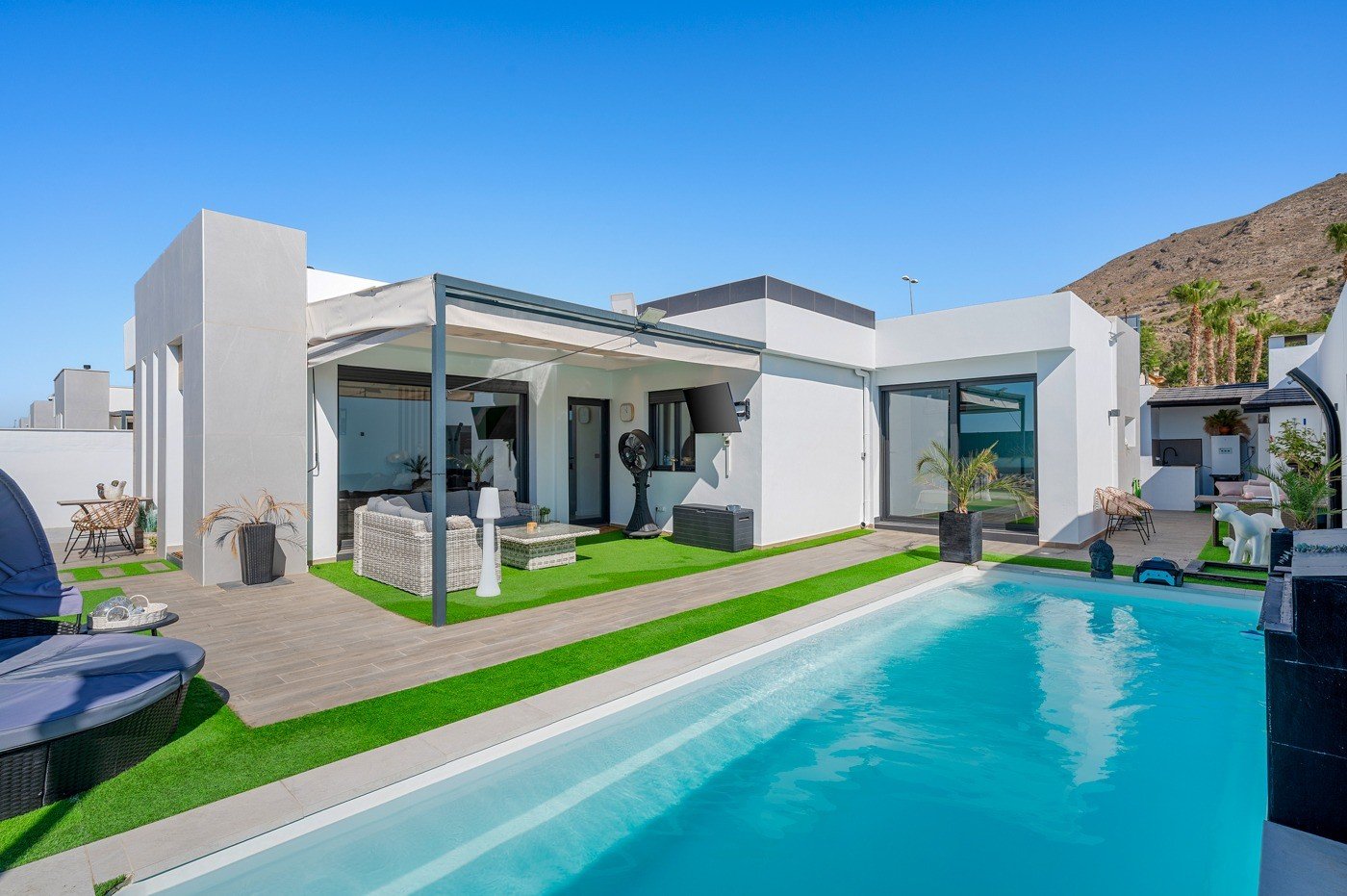 o_1k5sparpbv831isomjv1m6413rl3b 4 Bedroom 2 Bathroom Villa in Fortuna - Caza De Casa