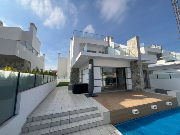 3 Bed 3 Bath Villa in Los Alcazares - Caza De Casa
