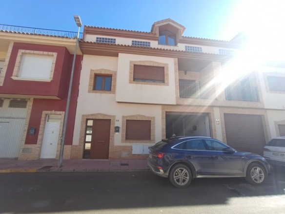 4 Bed 3 Bath Town House in Roldan - Caza De Casa