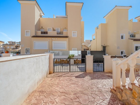 3 Bedroom 2 Bathroom Town House in San Miguel de Salinas - Caza De Casa