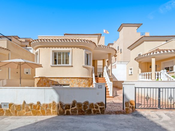 3 Bedroom 2 Bathroom Town House in San Miguel de Salinas - Caza De Casa