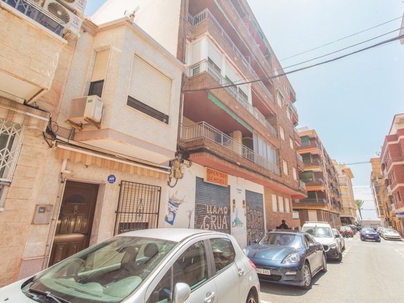 5 Bedroom 2 Bathroom Town House in Torrevieja - Caza De Casa