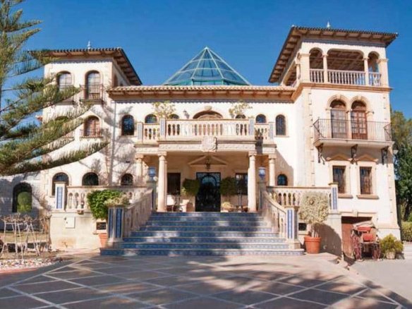 5 Bedroom 5 Bathroom Villa in Villamartin - Caza De Casa