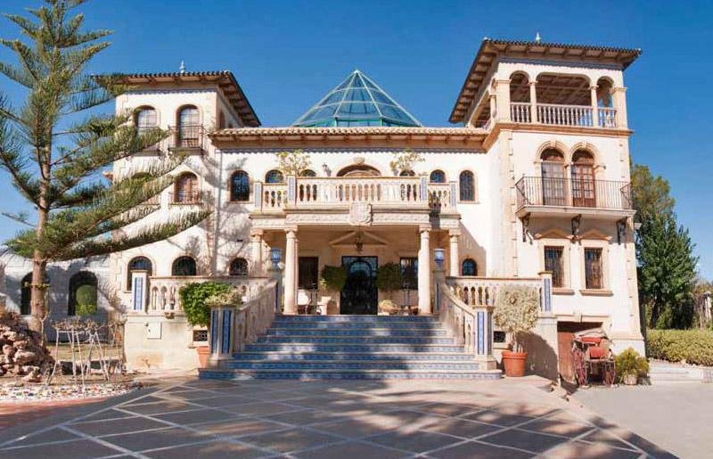 5 Bed 5 Bath Villa in Villamartin - Caza De Casa